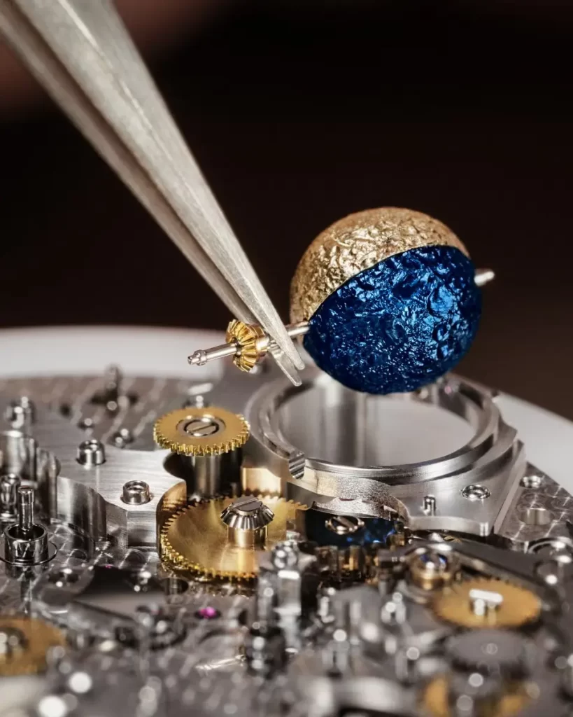 The moon applied to the mechanism