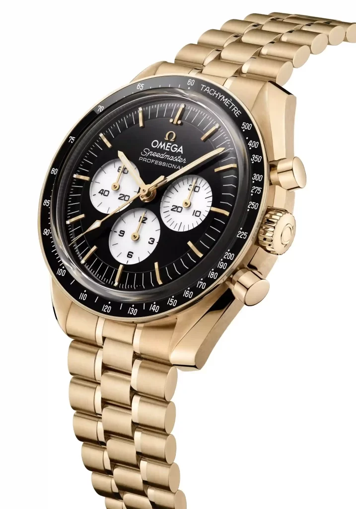 Omega Speedmaster profesional reverse panda din aur de 18K vazut din profil