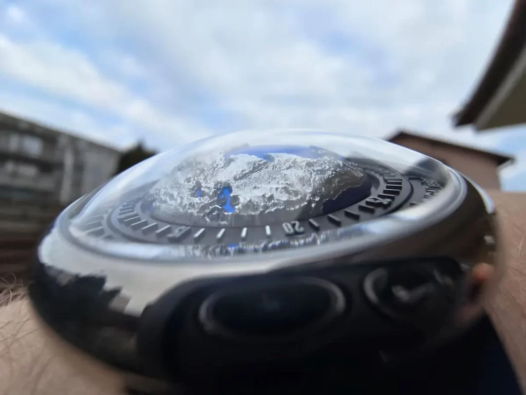 Curvature of Domed saphirre crystal on Blue Planet 2
