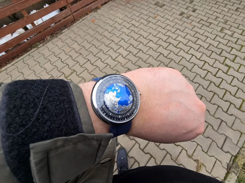 BLue planet II on hand