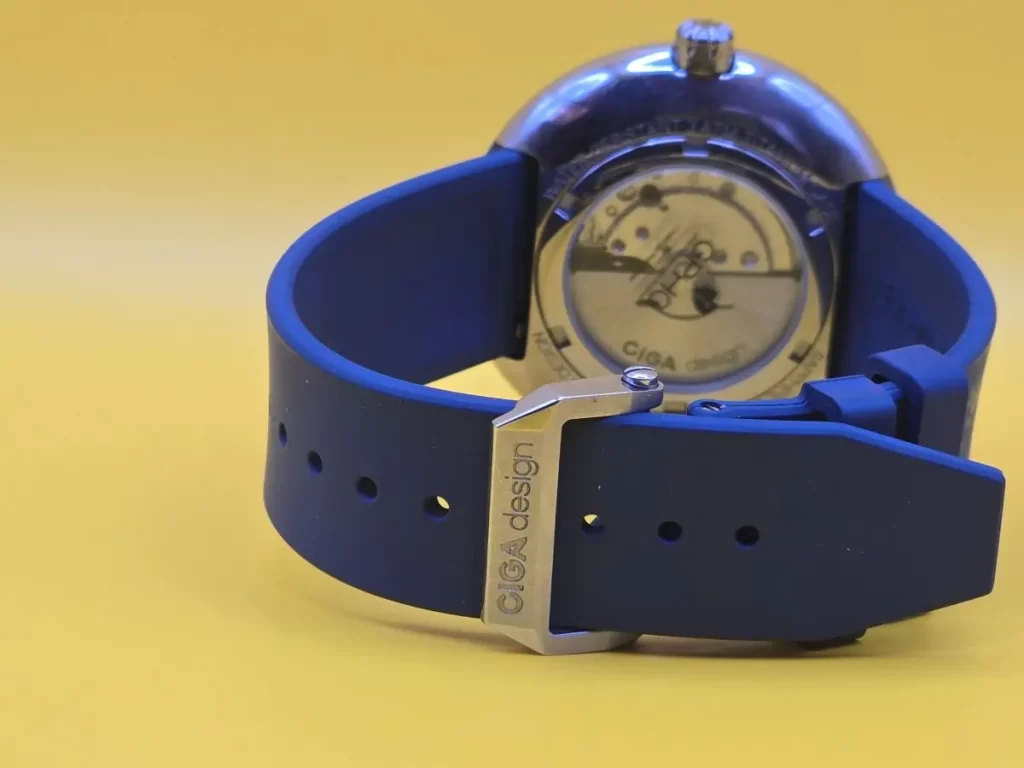buckle of the rubber strap on blue planet II