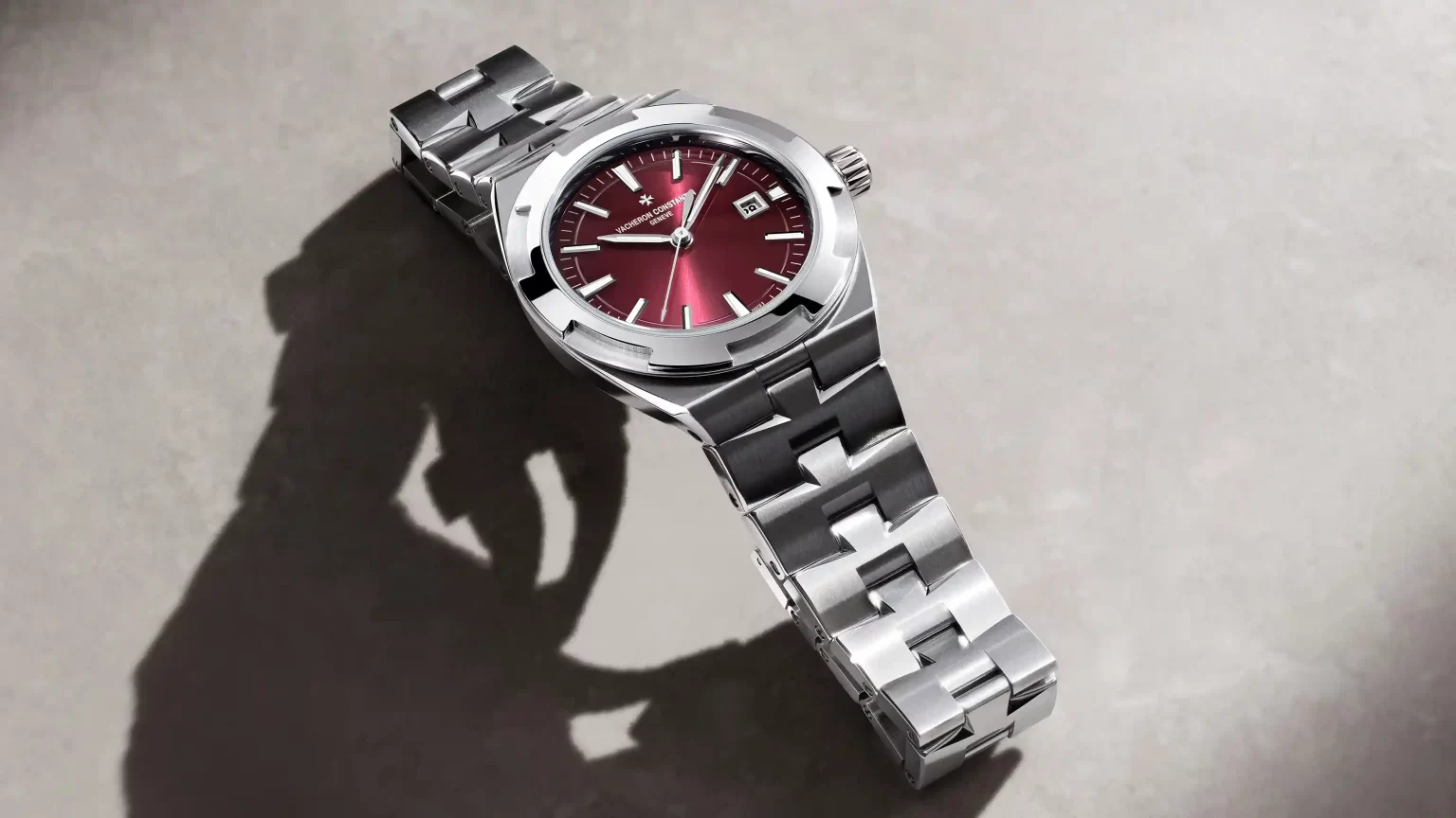 Vacheron Constantin Overseas self winding 34.5mm Red Dial presentation picture