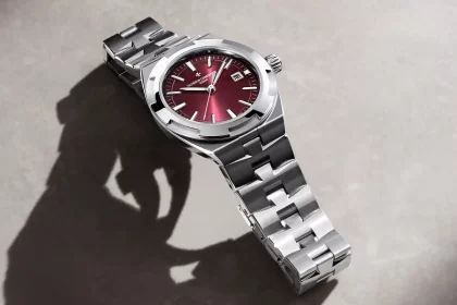 Vacheron Constantin Overseas self winding 34.5mm Red Dial presentation picture